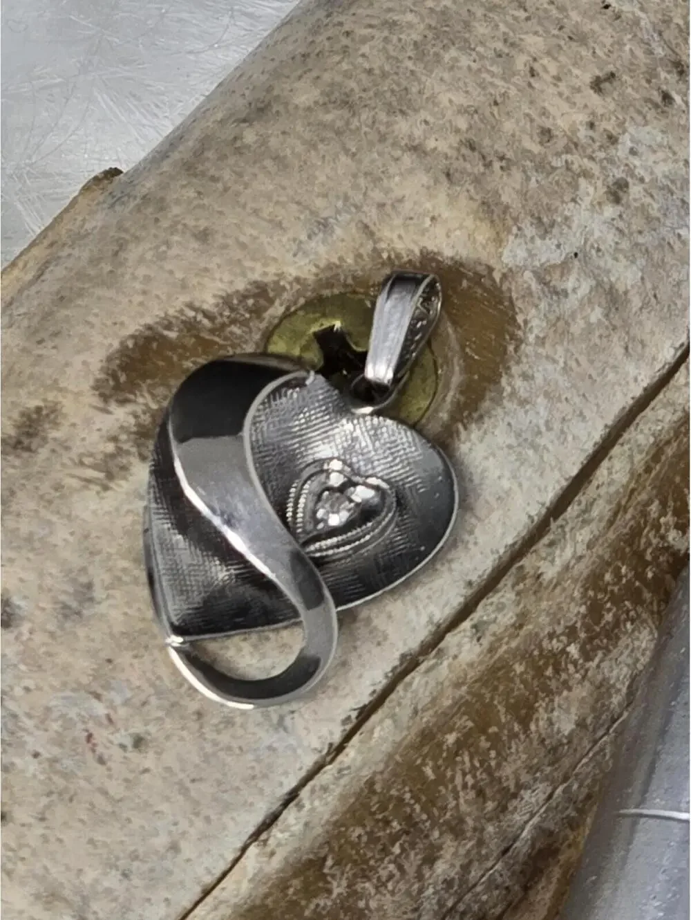 10K White Gold Diamond Chip Heart Pendant Scroll Design 1g - Picture 6 of 6